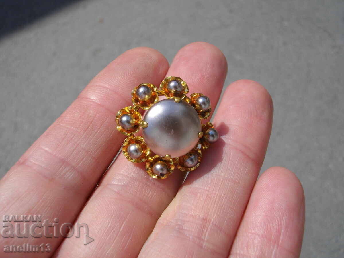 O broșă veche aurită cu preț € 12.00 | 23.47 BGN