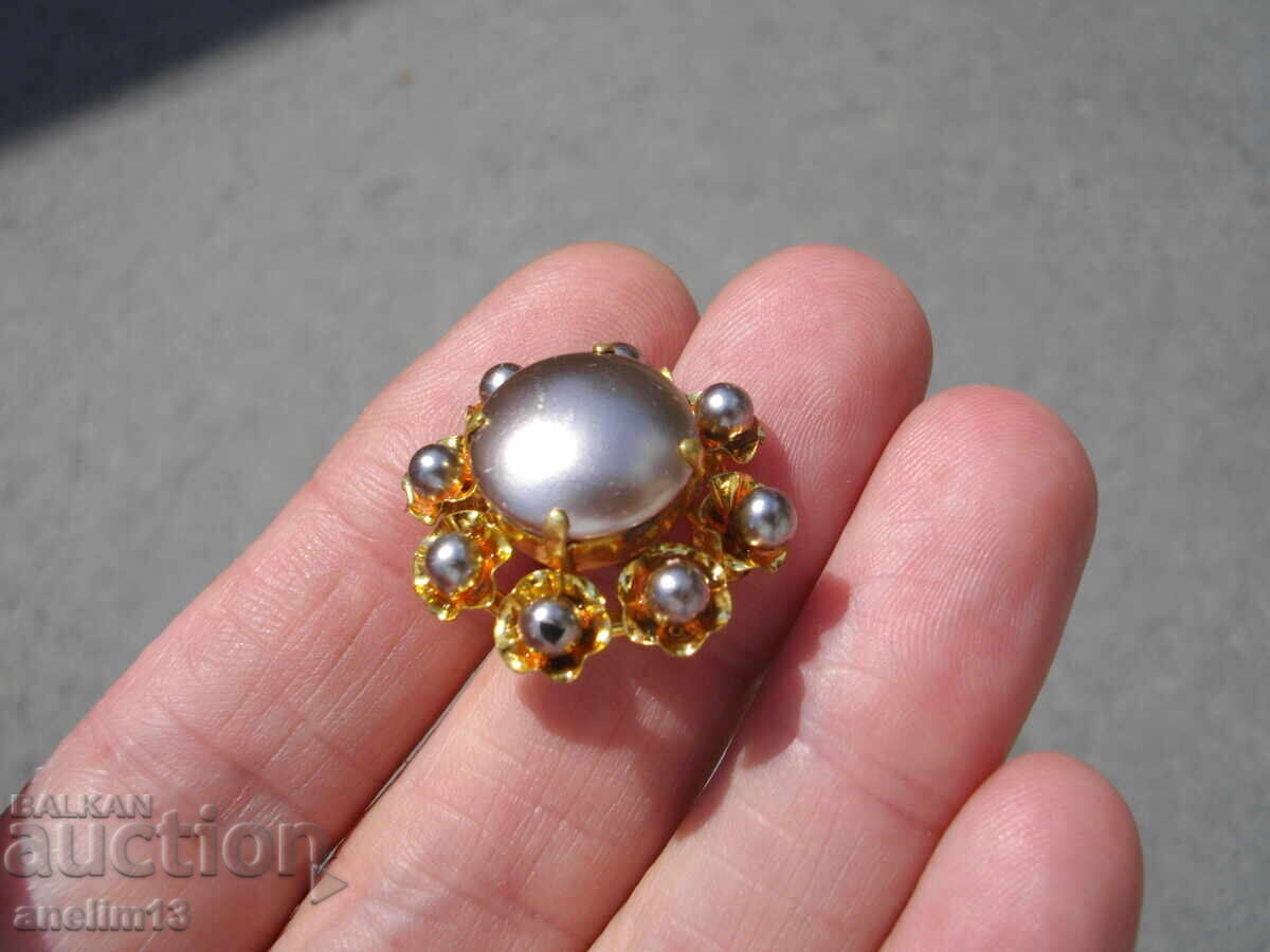 Licitație O broșă veche aurită