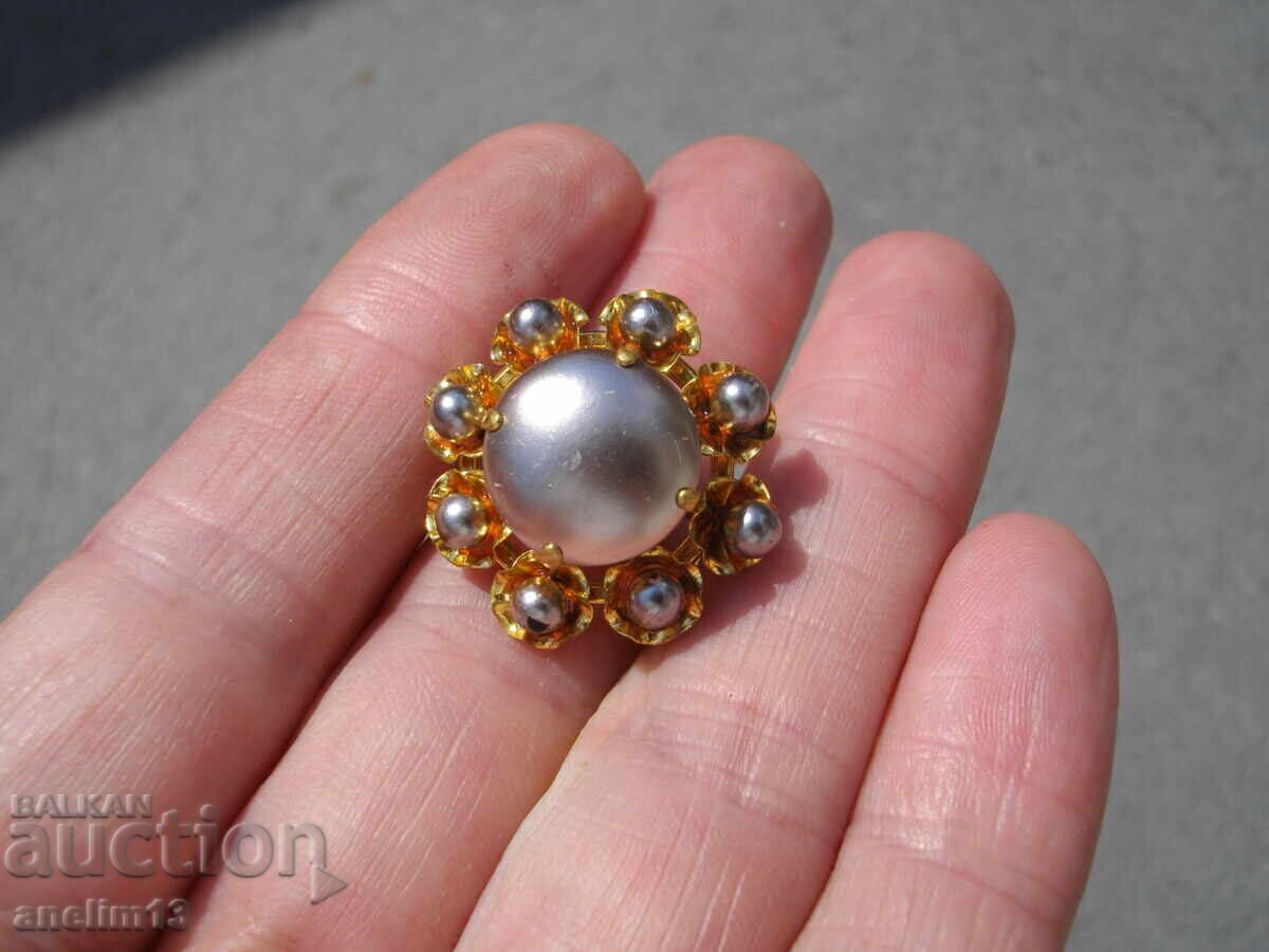 Livrarea O broșă veche aurită