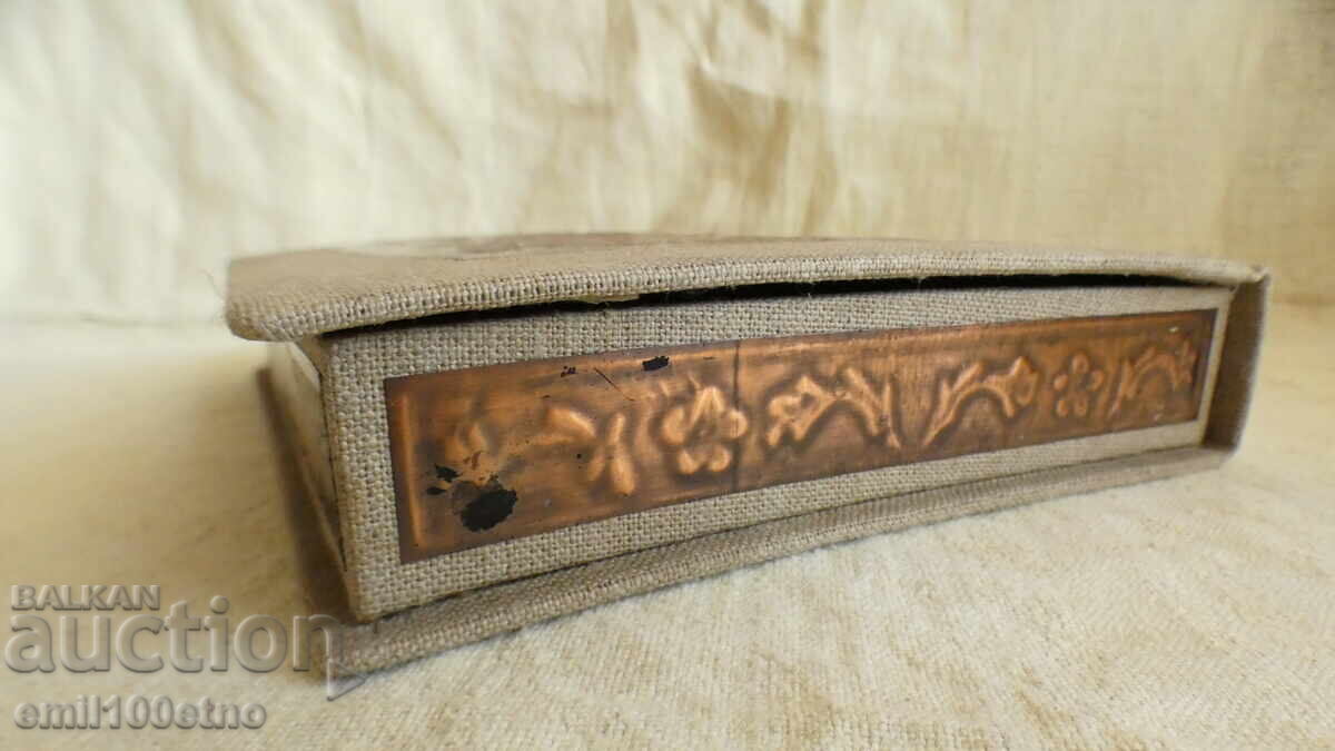 Аукцион Кутия за бижута с щампована медна украса