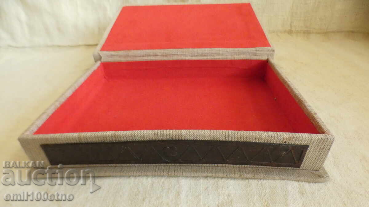 Доставка на Кутия за бижута с щампована кожена украса Доставка на Кутия за бижута с щампована кожена украса