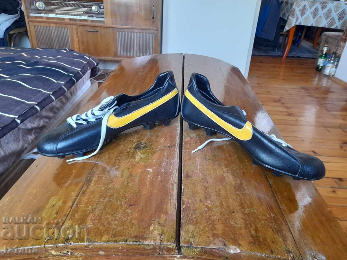 Παλιά ποδοσφαιρικά παπούτσια, Jaguar τάπες με τιμή 110.00 BGN | € 56.24