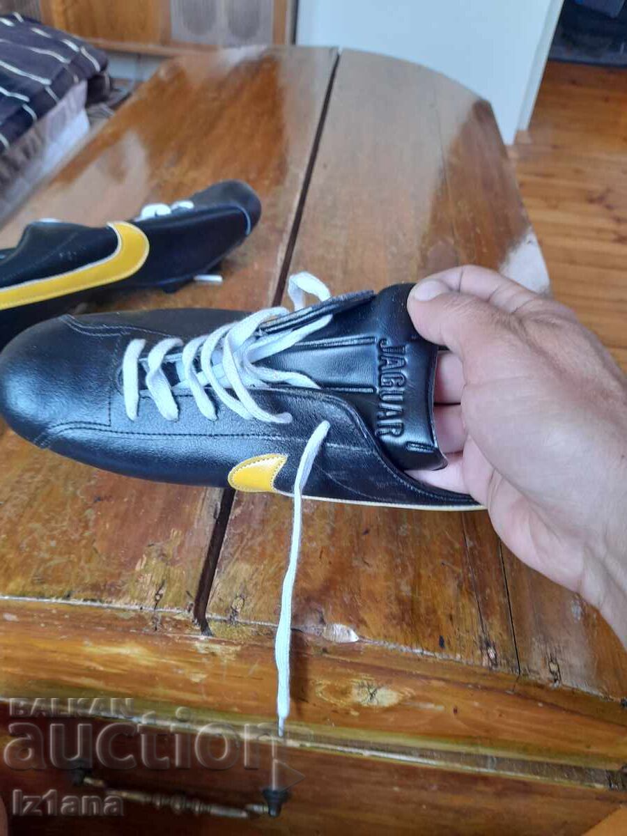 Παράδοση Παλιά ποδοσφαιρικά παπούτσια, Jaguar τάπες