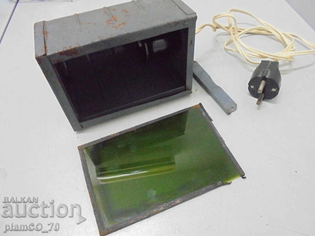 Licitație №*8100 Lampă foto veche rusească cu filtru pentru cameră obscură Licitație №*8100 Lampă foto veche rusească cu filtru pentru cameră obscură