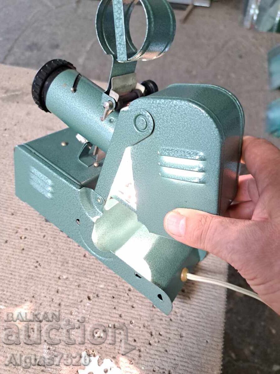 Livrarea Aparat de proiecție vechi/ URSS/