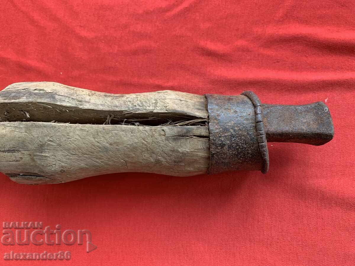 Παράδοση Παλιό αμόνι για κόψιμο δρεπανιού Παράδοση Παλιό αμόνι για κόψιμο δρεπανιού