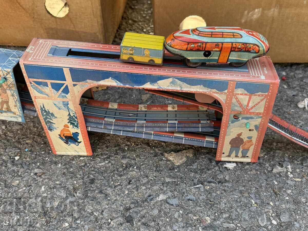 Παλιό Ρωσικό μεταλλικό μηχανικό παιχνίδι μοντέλο χιονοδρομικού αναβατήρα με τιμή 30.00 BGN | € 15.34