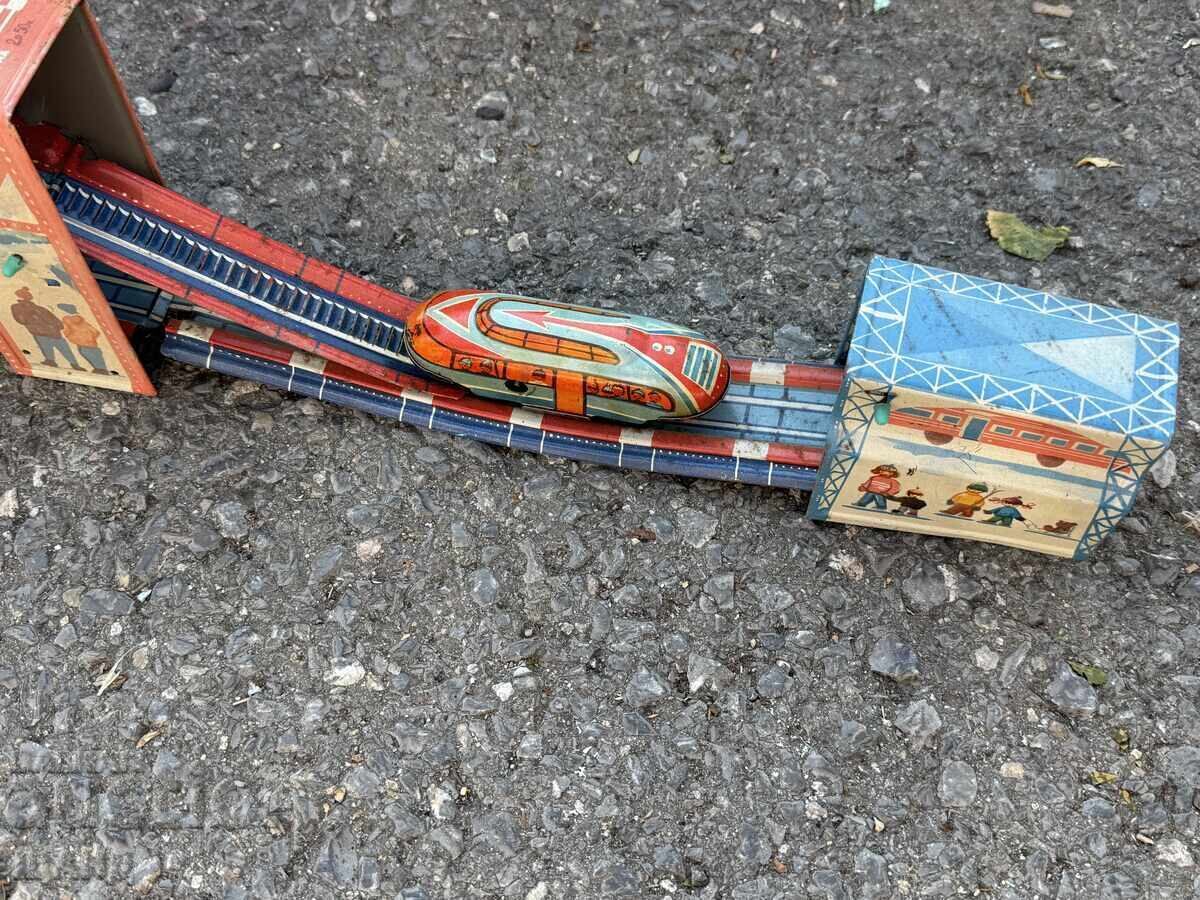 Παράδοση Παλιό Ρωσικό μεταλλικό μηχανικό παιχνίδι μοντέλο χιονοδρομικού αναβατήρα