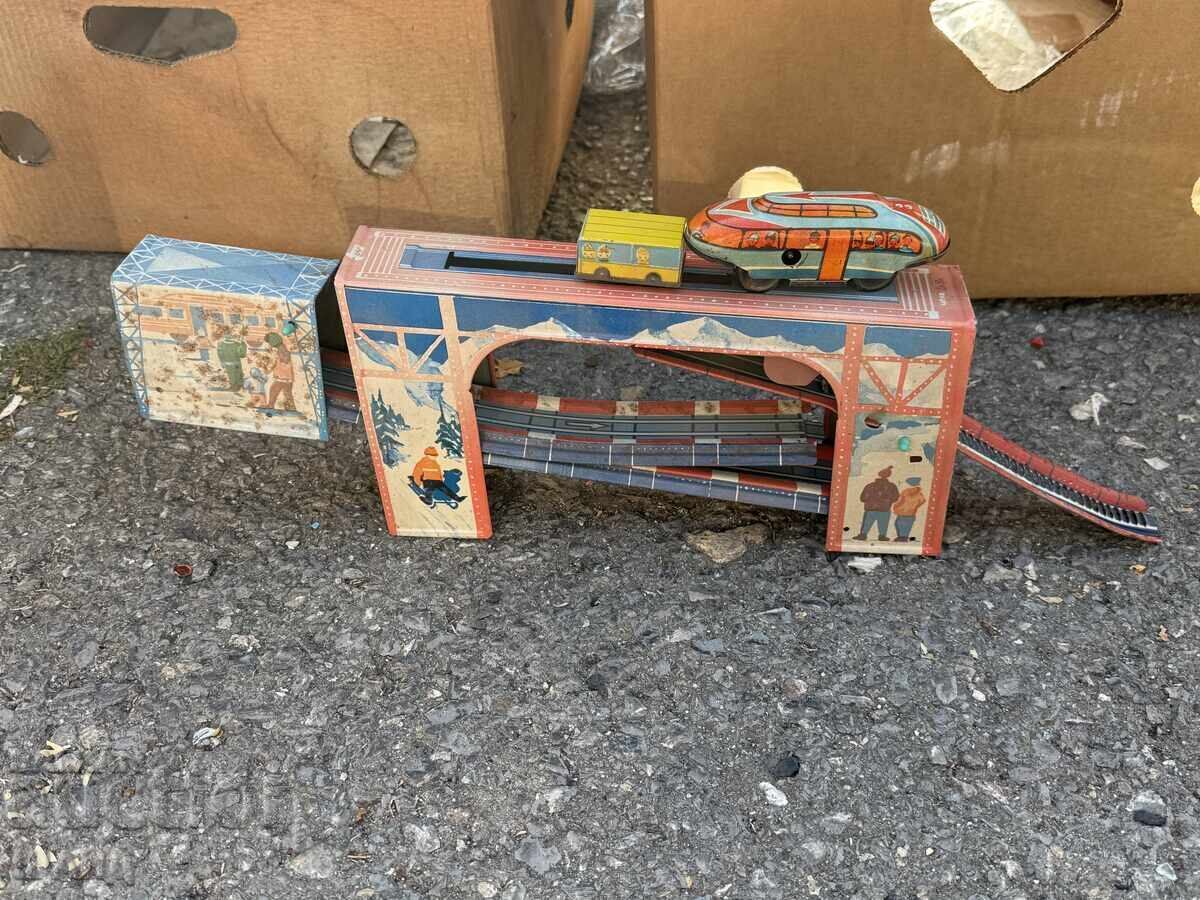 Παλιό Ρωσικό μεταλλικό μηχανικό παιχνίδι μοντέλο χιονοδρομικού αναβατήρα