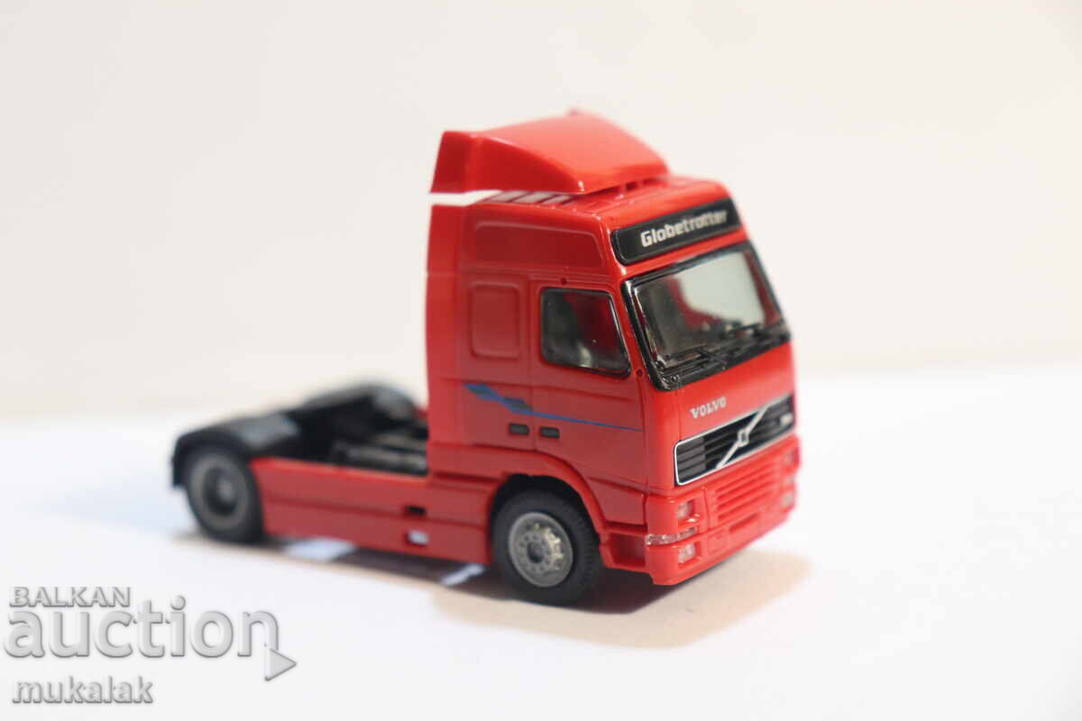 Licitație ALBEDO H0 1/87 VOLVO FH 12 CAP TRACTOR MODEL