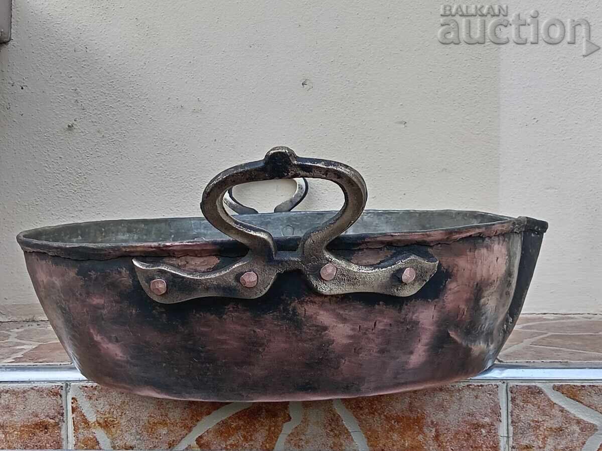 Παράδοση Δώρο από την κουνιάδα της νύφης: χάλκινο τηγάνι για γλυκό λουτενίτσα Παράδοση Δώρο από την κουνιάδα της νύφης: χάλκινο τηγάνι για γλυκό λουτενίτσα