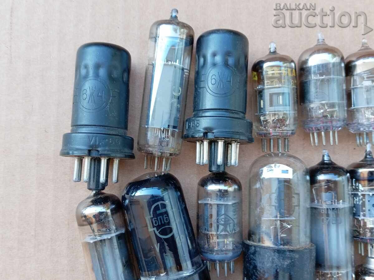 Ρετρό ραδιόφωνο με λυχνίες, παρτίδα για σκραπ με τιμή 41.00 BGN | € 20.96