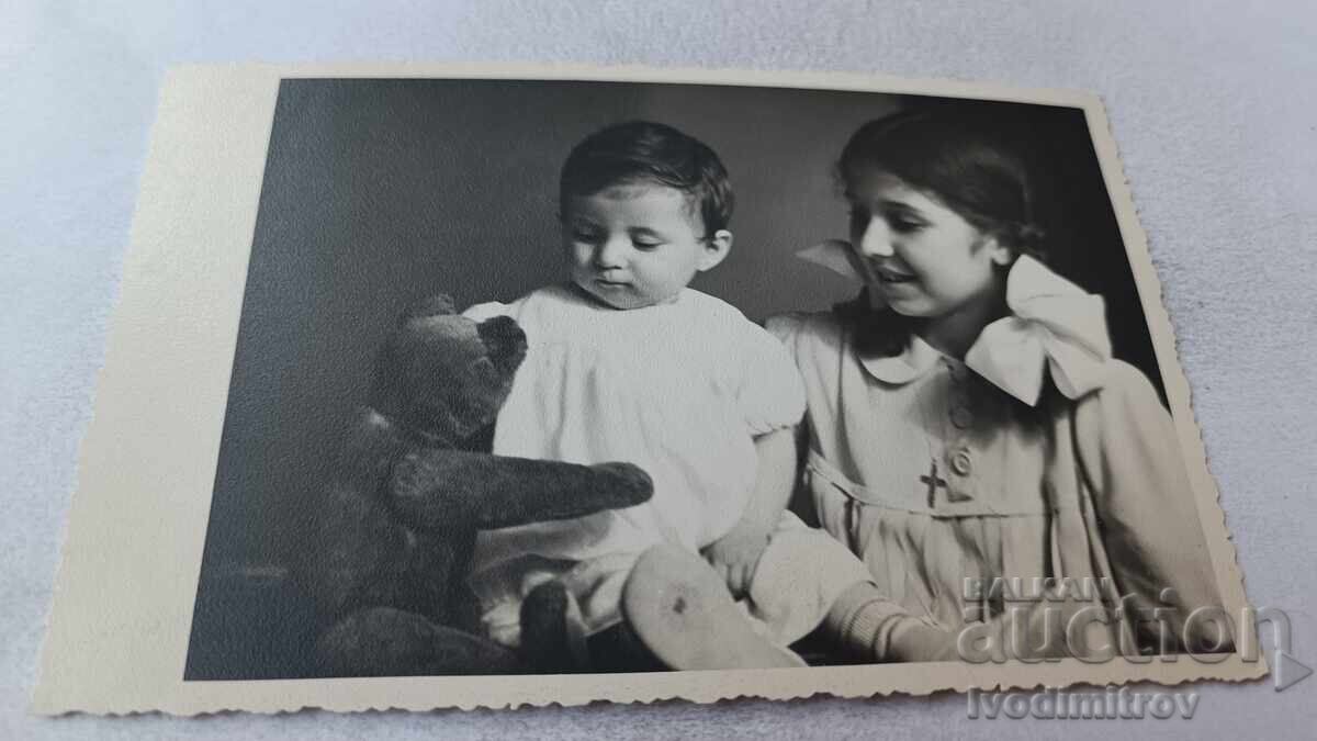 Fotografie Ruse. Fetiță și băiețel mic