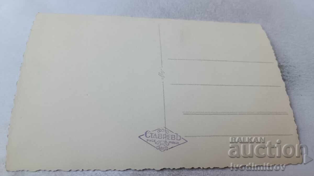 Φωτογραφία Ρούσε Γυναίκα και δύο νέοι άνδρες με τιμή 6.45 BGN | € 3.30 Φωτογραφία Ρούσε Γυναίκα και δύο νέοι άνδρες με τιμή 6.45 BGN | € 3.30