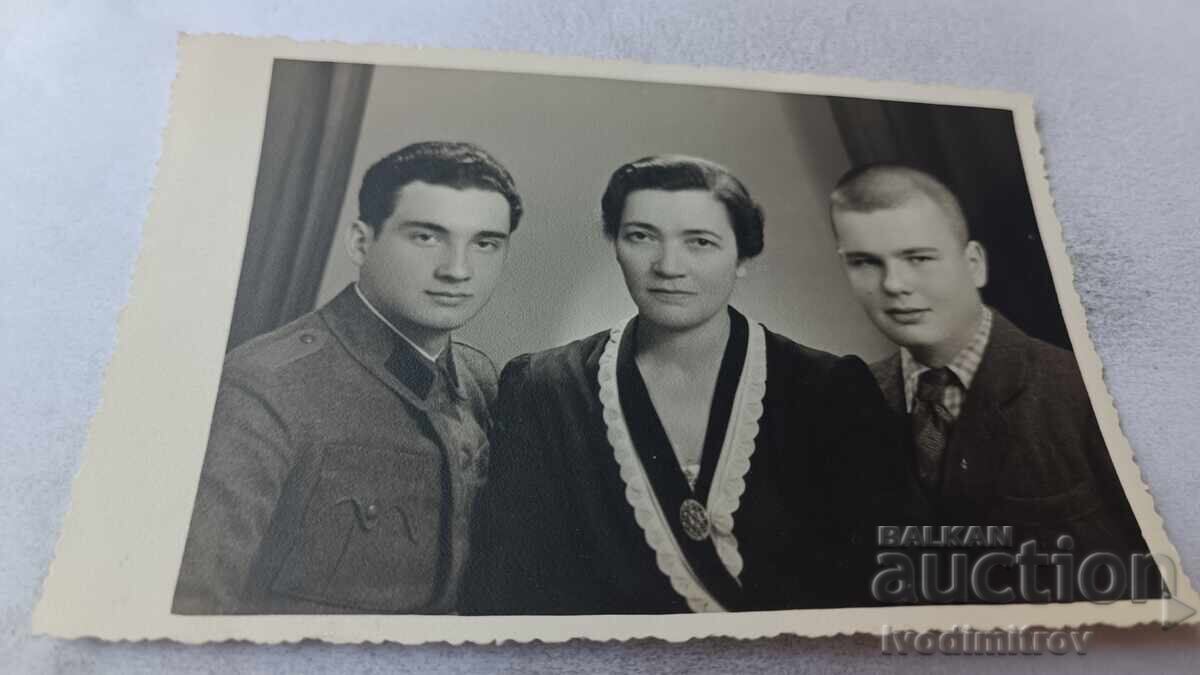 Φωτογραφία Ρούσε Γυναίκα και δύο νέοι άνδρες Φωτογραφία Ρούσε Γυναίκα και δύο νέοι άνδρες