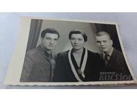 Φωτογραφία Ρούσε Γυναίκα και δύο νέοι άνδρες