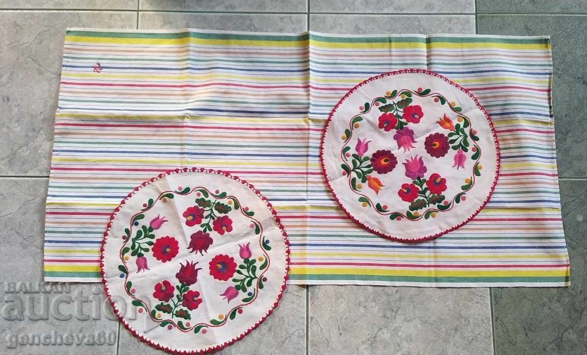 Livrarea Șervețele decorative brodate manual și ștergar