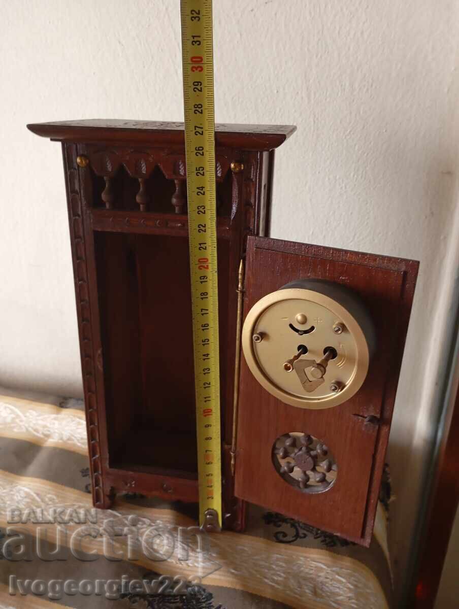 Παράδοση Παλιό επιτραπέζιο ρολόι