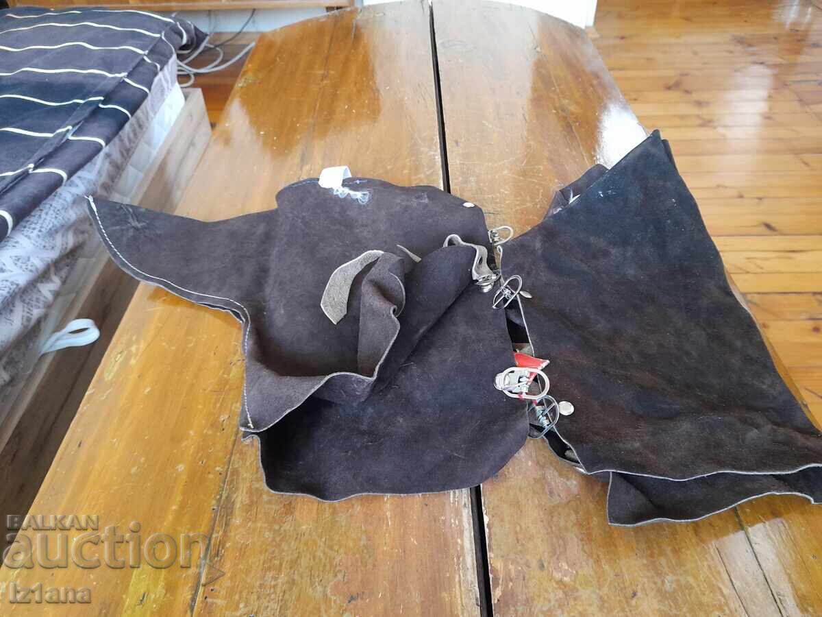 Delivery of Old leggings, gaiters