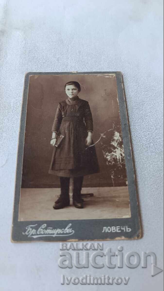 Φωτογραφία Νεαρό κορίτσι από χαρτόνι