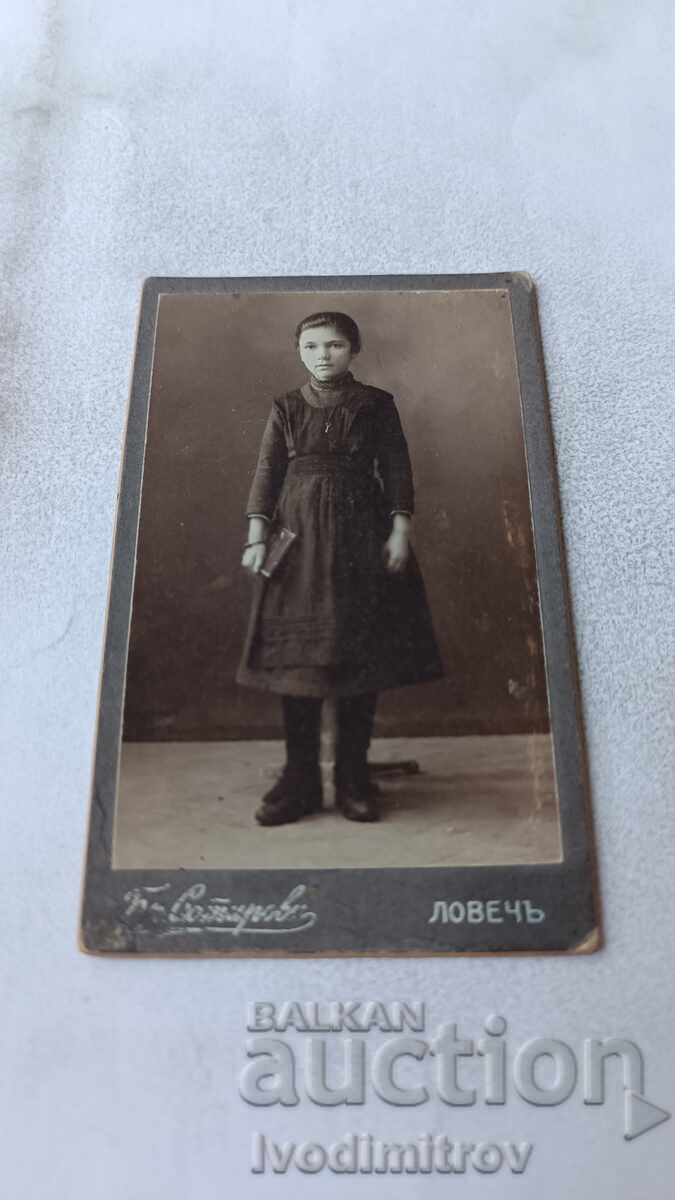 Φωτογραφία Νεαρό κορίτσι από χαρτόνι