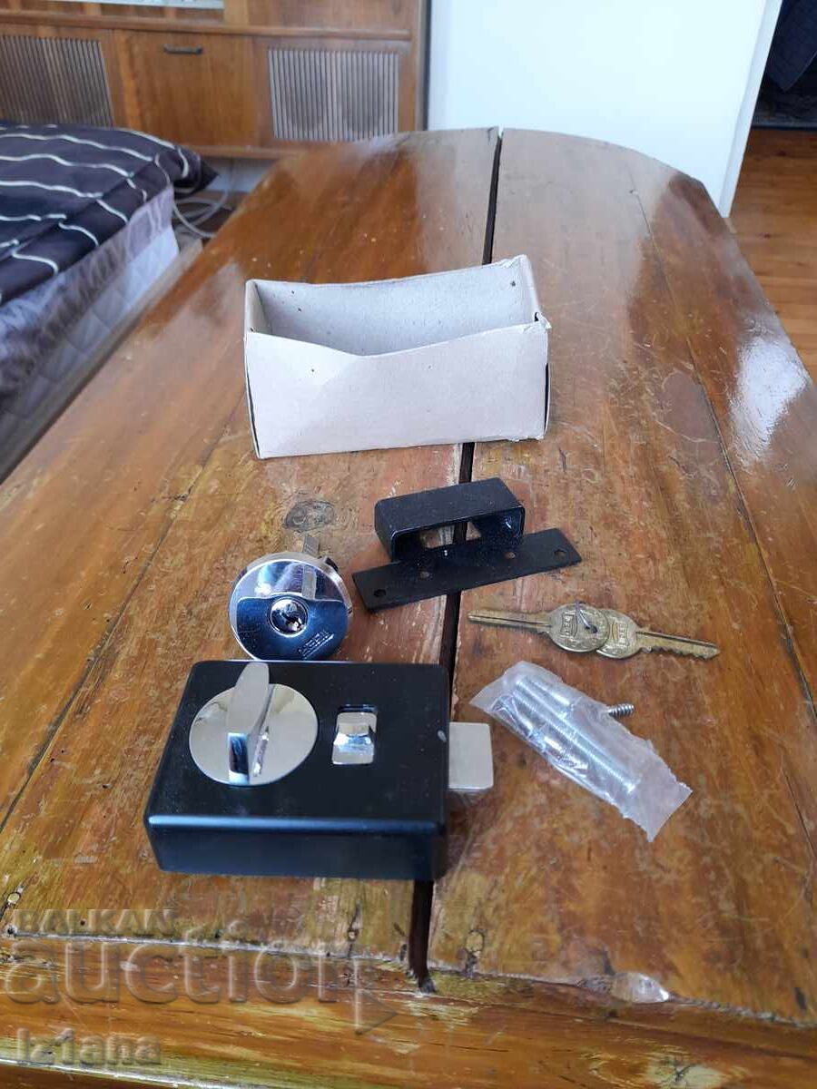 Стара допълнителна брава Tiger с цена 65.00 лв. | € 33.23 Стара допълнителна брава Tiger с цена 65.00 лв. | € 33.23