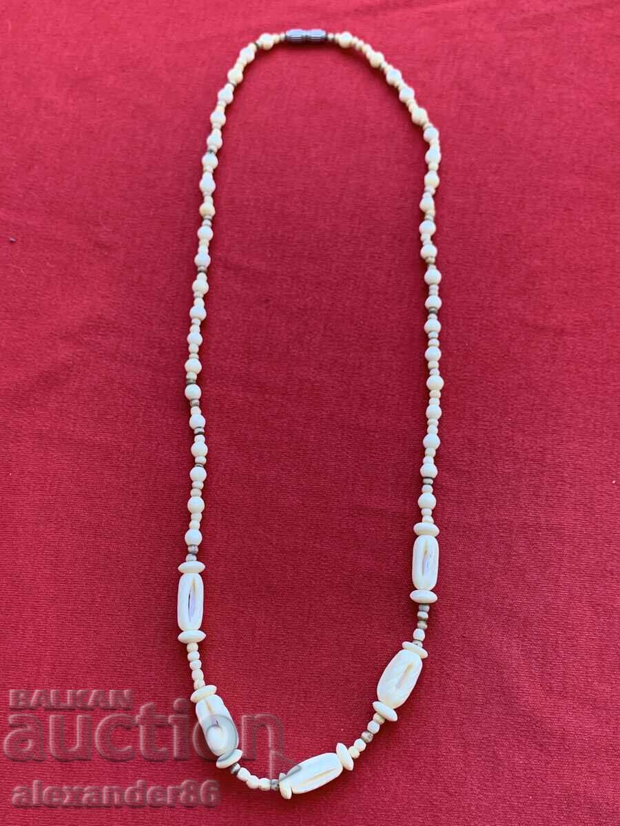 Παλιό κολιέ από κόκκαλο Παλιό κολιέ από κόκκαλο