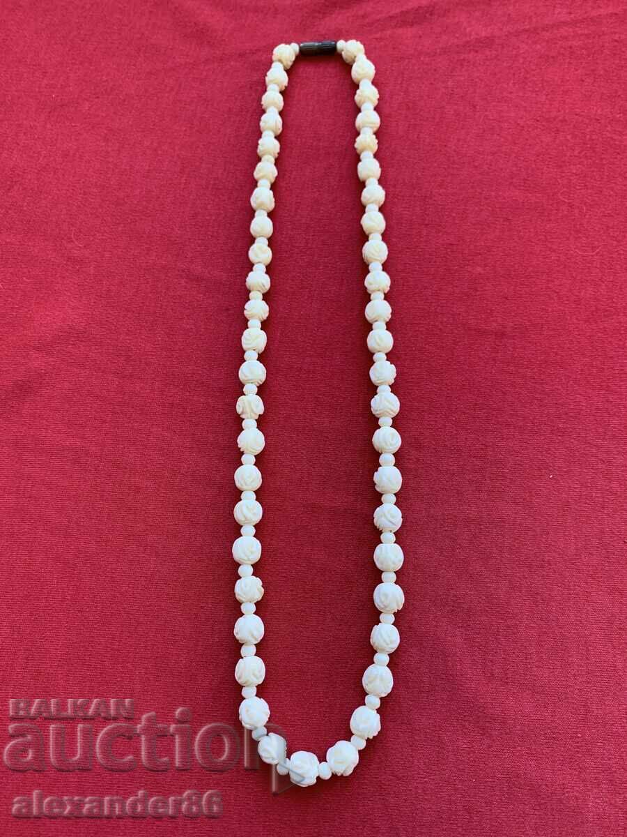 Παλιό κολιέ από κόκκαλο Παλιό κολιέ από κόκκαλο