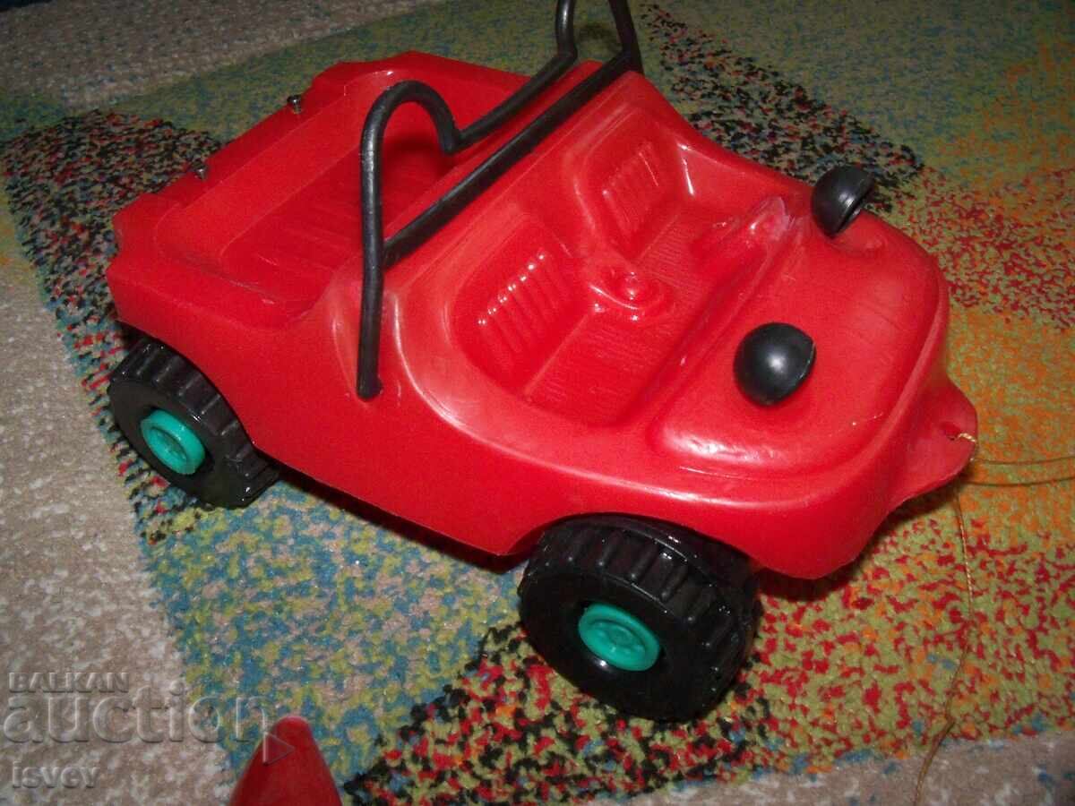 Голяма соц пластмасова кола играчка за дърпане с цена 25.00 лв. | € 12.78