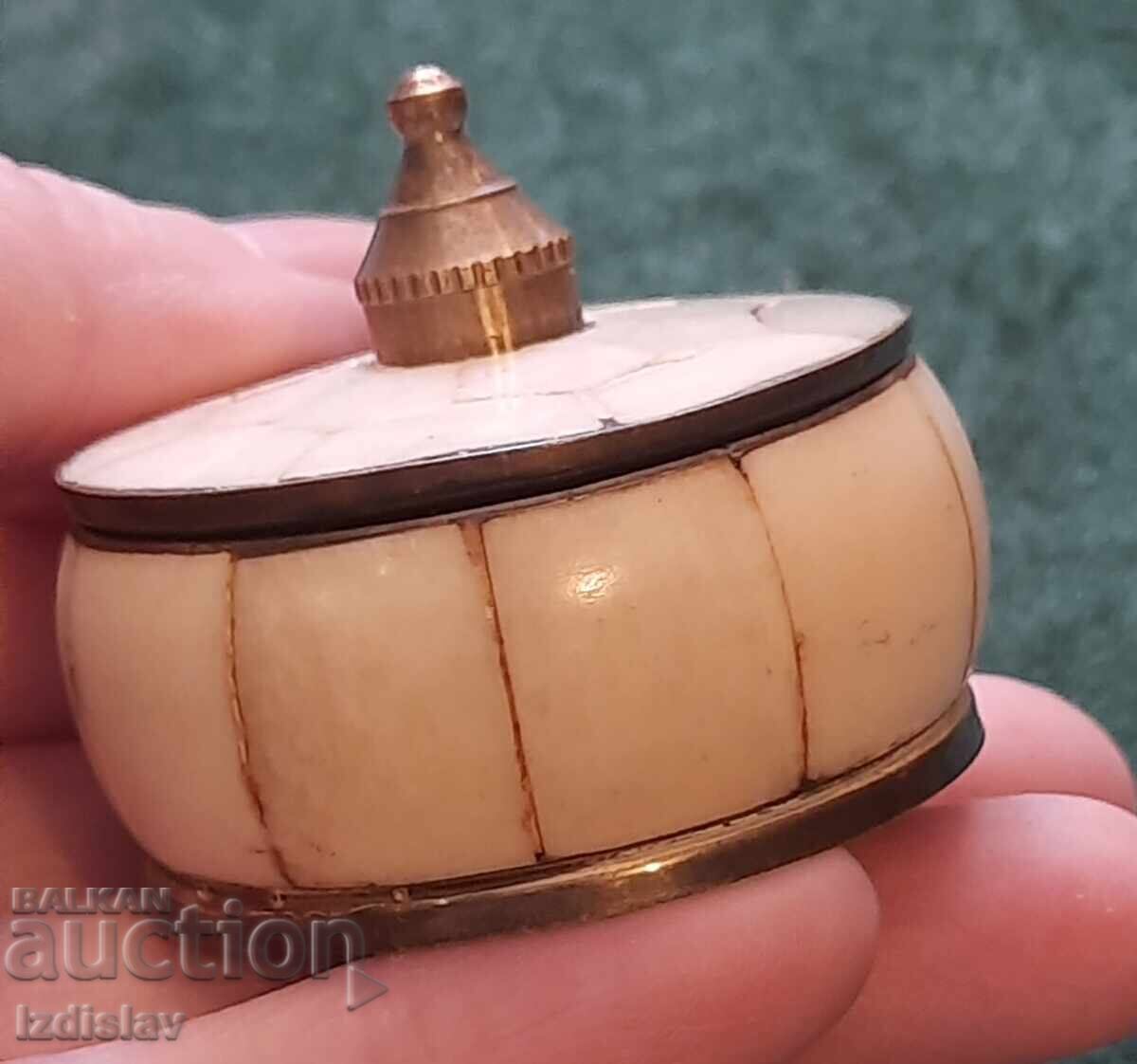 Αρχαίο κουτί χαπιών από μπρούτζο και κόκκαλο με τιμή 60.00 BGN | € 30.68