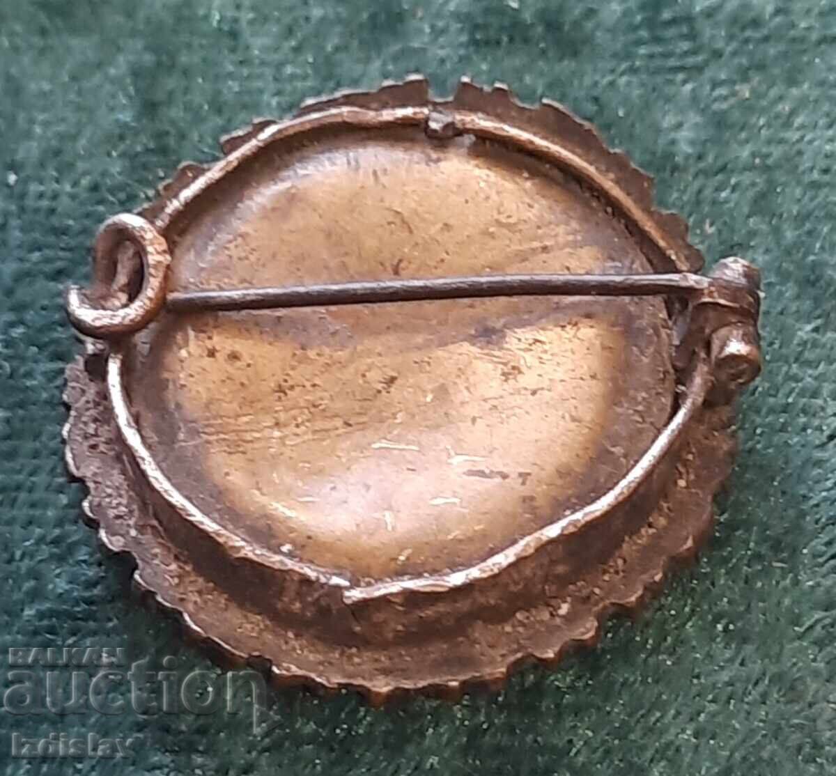 Старинна брошка със снимка. с цена 40.00 лв. | € 20.45 Старинна брошка със снимка. с цена 40.00 лв. | € 20.45