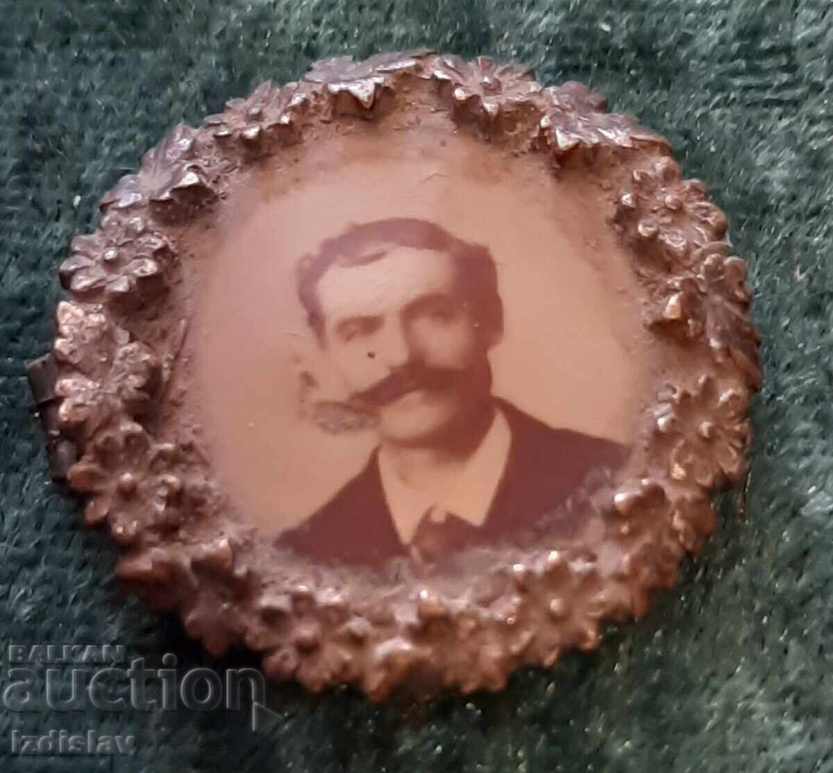 Аукцион Старинна брошка със снимка. Аукцион Старинна брошка със снимка.