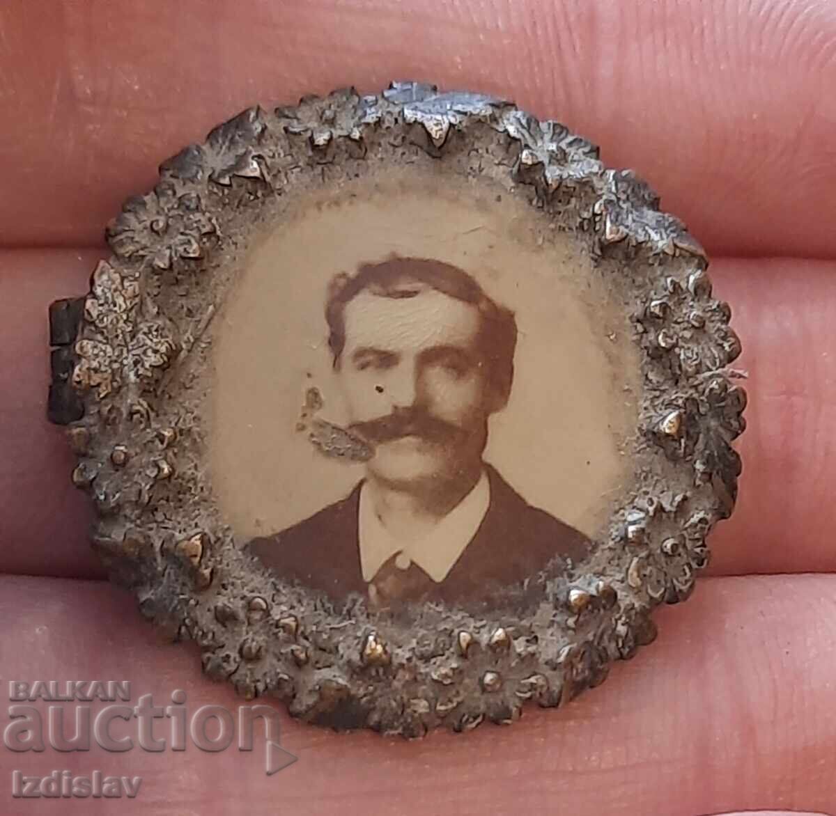 Старинна брошка със снимка. Старинна брошка със снимка.