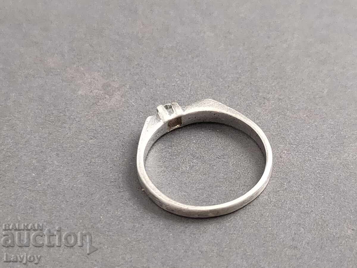 Доставка на Сребърен пръстен с камъче