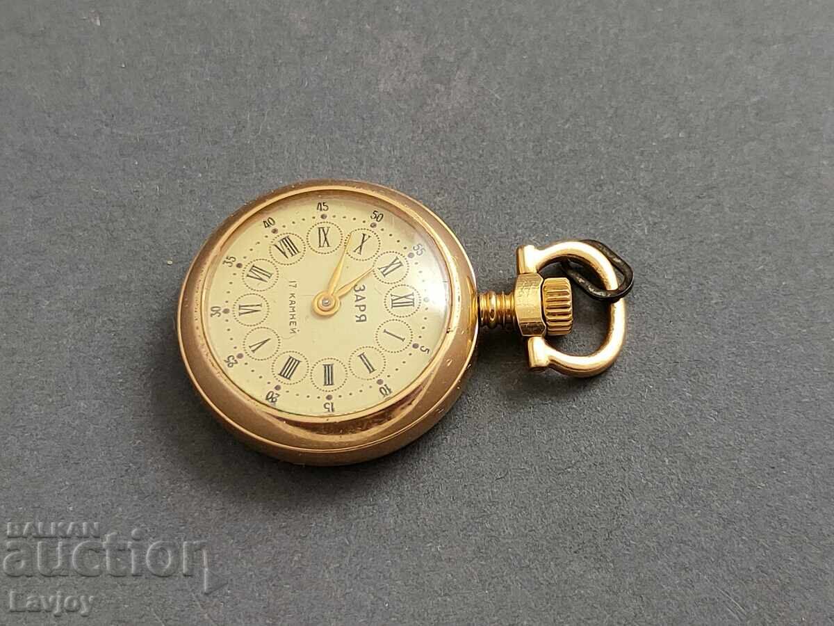 Micul ceas de damă retro placat cu aur cu preț 60.00 BGN | € 30.68 Micul ceas de damă retro placat cu aur cu preț 60.00 BGN | € 30.68