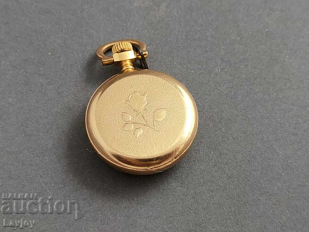 Licitație Micul ceas de damă retro placat cu aur Licitație Micul ceas de damă retro placat cu aur