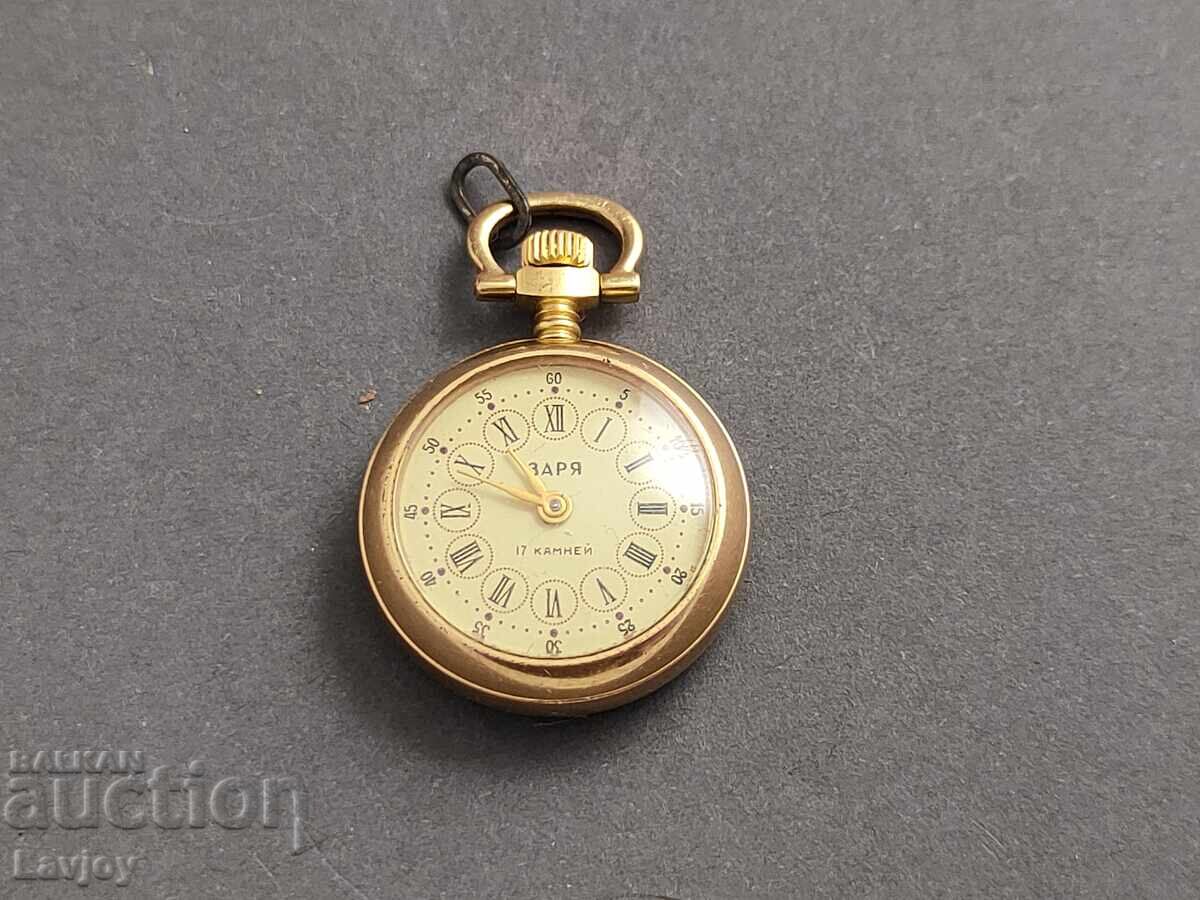 Micul ceas de damă retro placat cu aur Micul ceas de damă retro placat cu aur