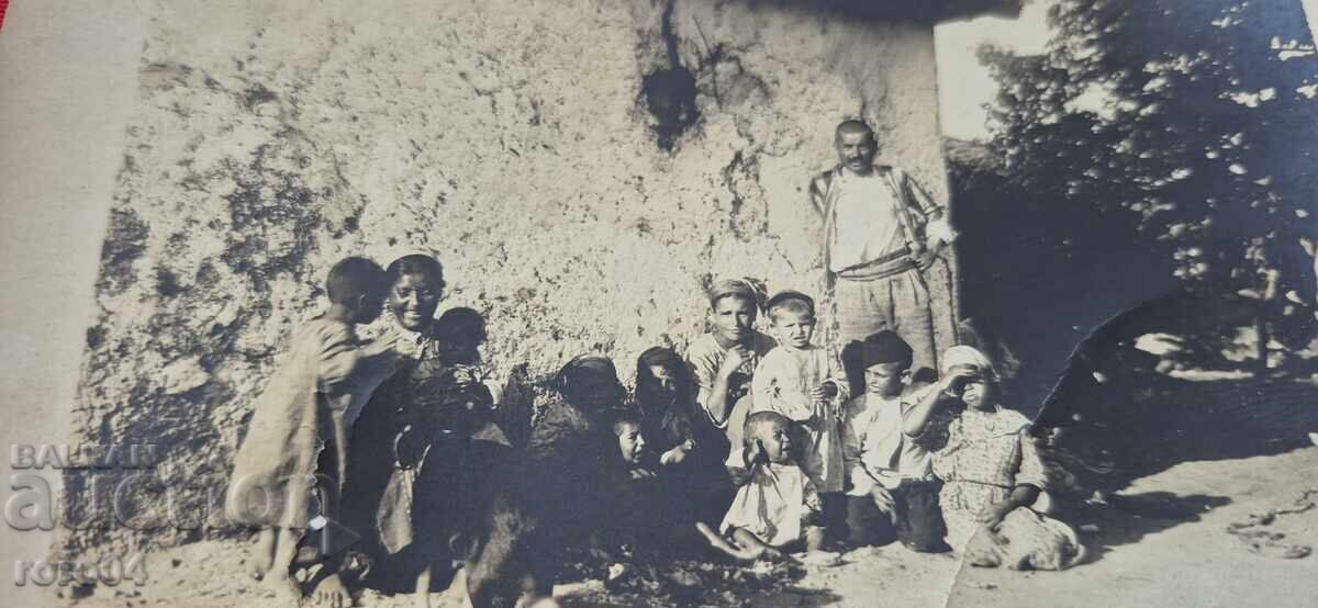 ЦИГАНСКО СЕМЕЙСТВО - TZIGANES с цена 25.00 лв. | € 12.78