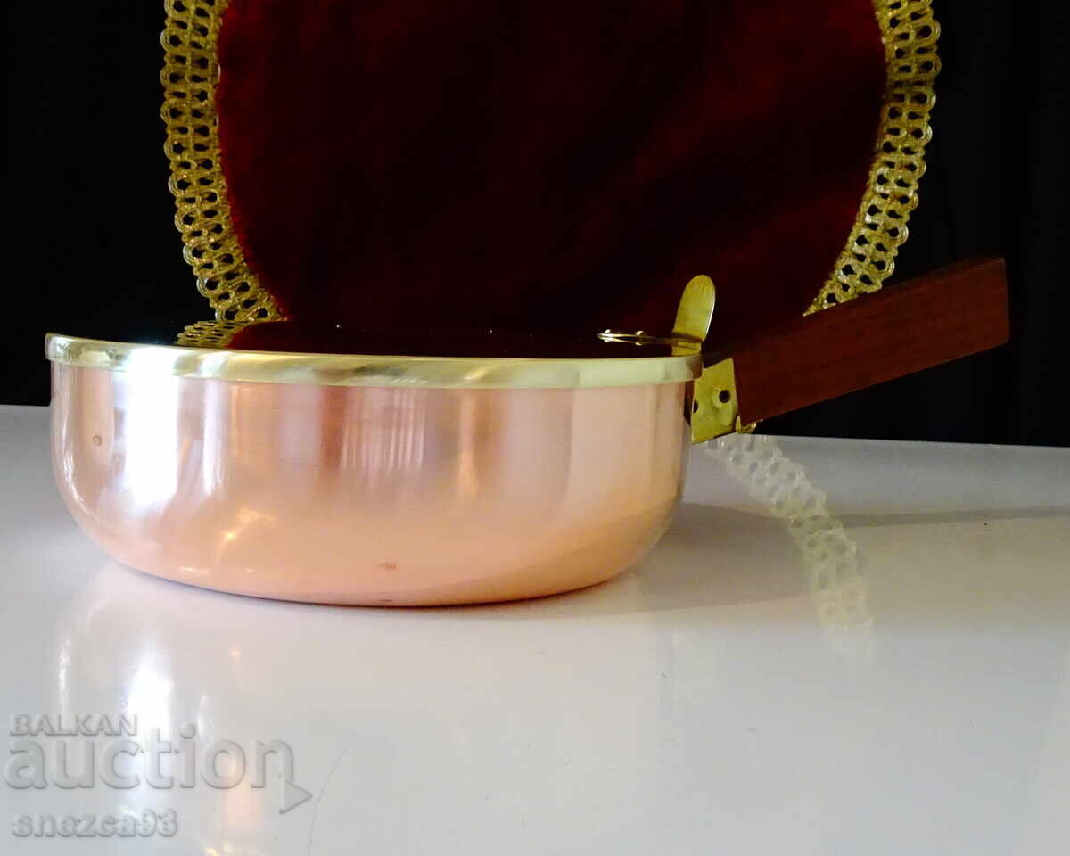 Μέλι δοχείο για ψίχουλα, χάλκινο τηγάνι με καπάκι με τιμή 35.00 BGN | € 17.90 Μέλι δοχείο για ψίχουλα, χάλκινο τηγάνι με καπάκι με τιμή 35.00 BGN | € 17.90