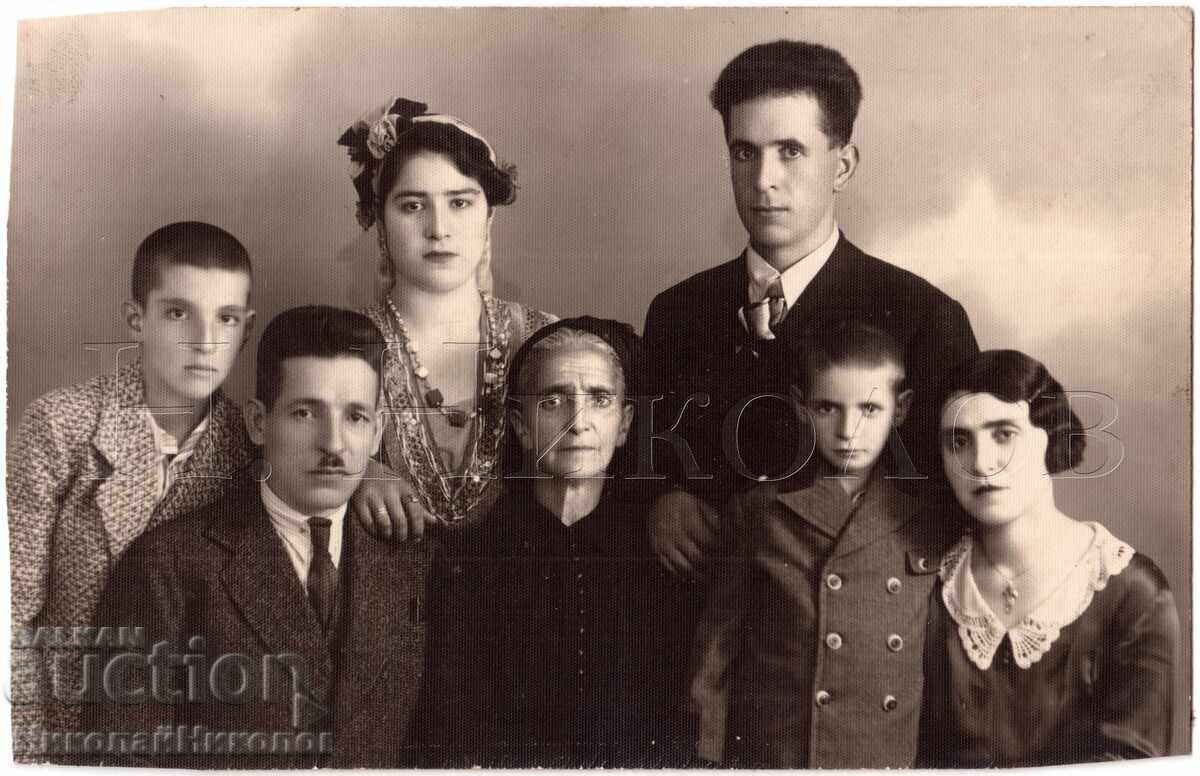 FOTOGRAFIE DE FAMILIE VECHE, CARTOLINA, SOFIA, FOTO GEORGIEV E048