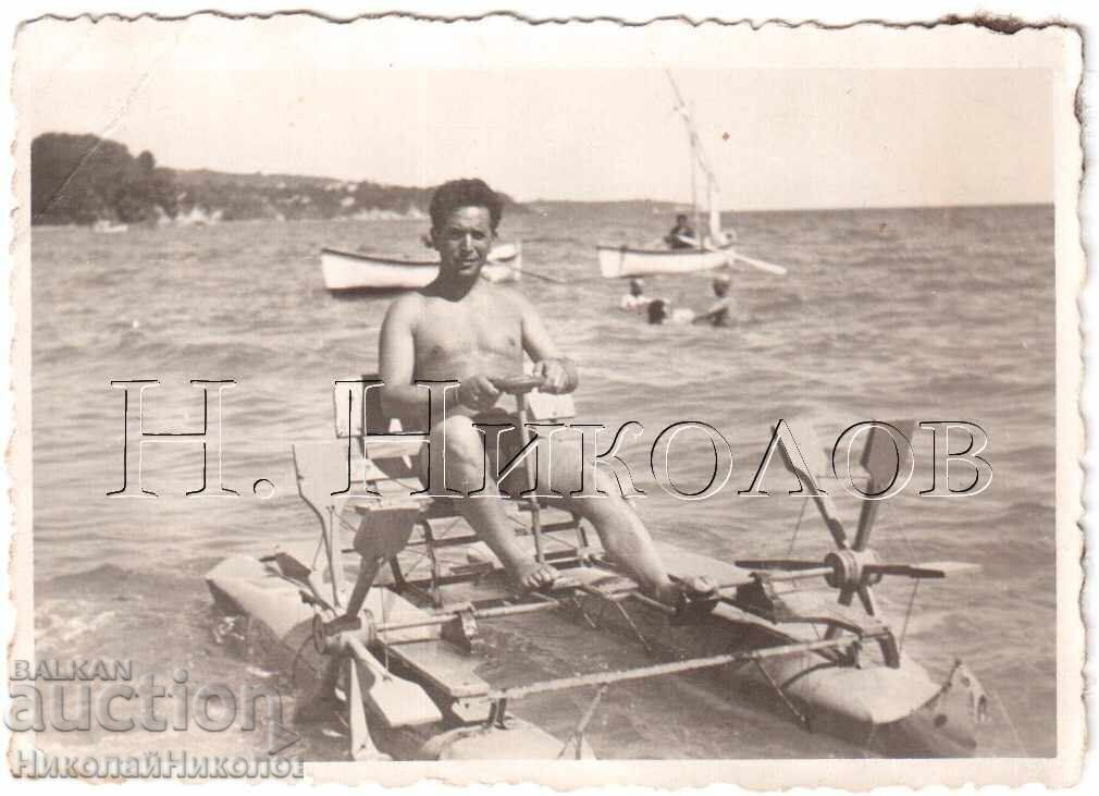 ΜΙΚΡΗ ΠΑΛΙΑ ΦΩΤΟΓΡΑΦΙΑ ΑΝΔΡΑΣ ΟΔΗΓΕΙ ΠΟΔΗΛΑΤΟ ΝΕΡΟΥ Ε054