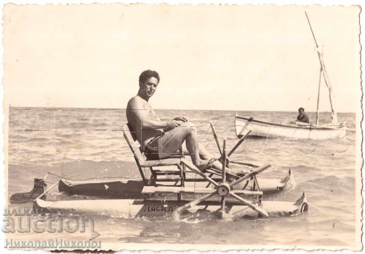 ΠΑΛΙΑ ΦΩΤΟΓΡΑΦΙΑ ΑΝΔΡΑΣ ΟΔΗΓΕΙ ΠΟΔΗΛΑΤΟ ΝΕΡΟΥ "ΣΝΕΖΑ" Ε055 ΠΑΛΙΑ ΦΩΤΟΓΡΑΦΙΑ ΑΝΔΡΑΣ ΟΔΗΓΕΙ ΠΟΔΗΛΑΤΟ ΝΕΡΟΥ "ΣΝΕΖΑ" Ε055