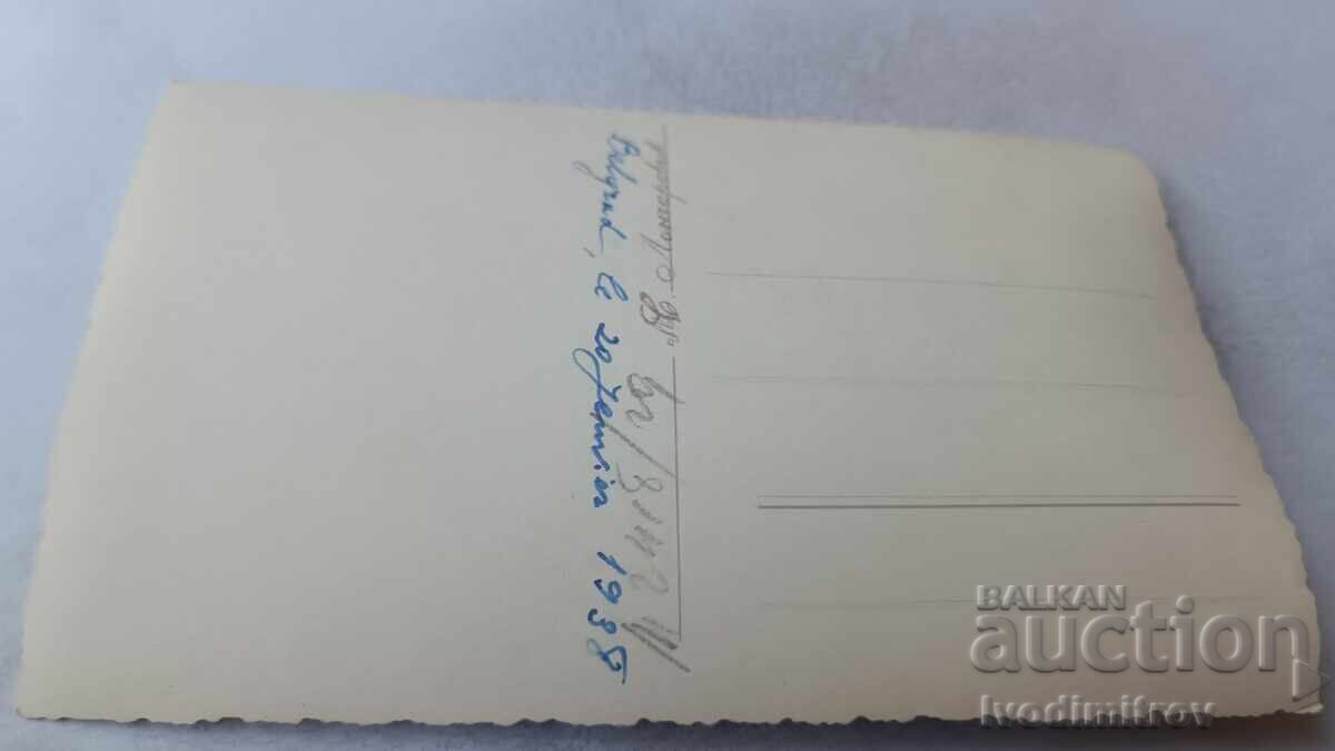 Снимка Белградъ Жена на разходка 1938 с цена 3.45 лв. | € 1.76