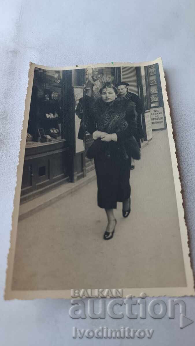 Снимка Белградъ Жена на разходка 1938