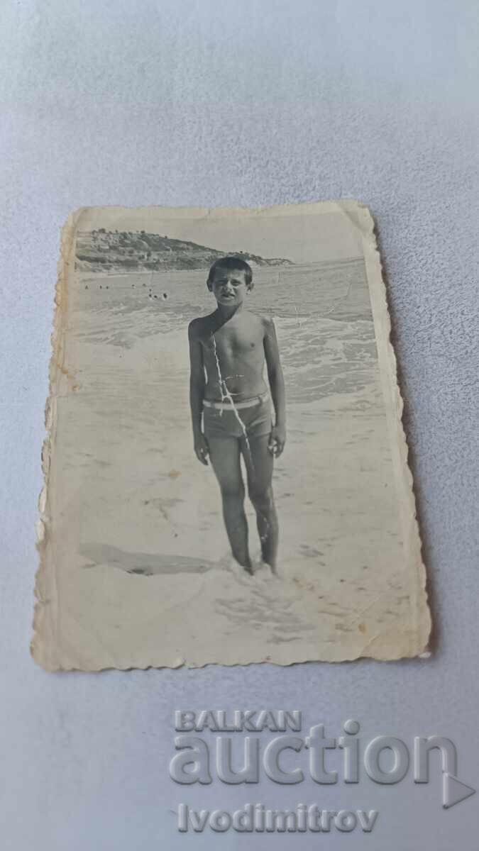 Снимка Момче на брега на морето