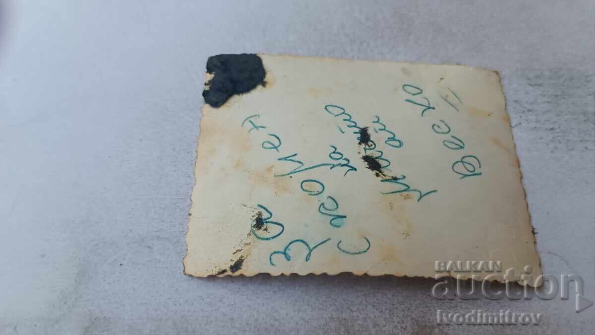 Снимка Момче седнало на бетонен блок с цена 1.65 лв. | € 0.84