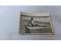 Φωτογραφία Αγοριού που κάθεται σε τσιμεντόλιθο