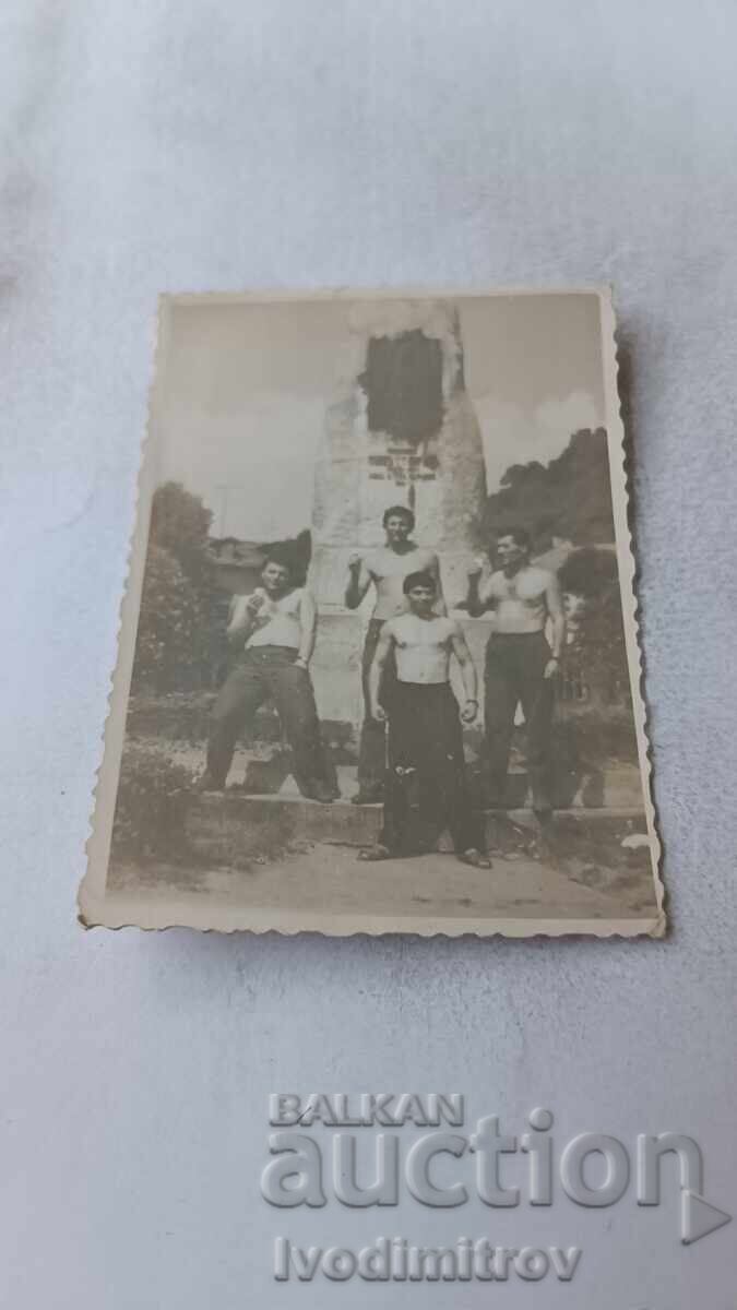 Snimka Chetirima mladi myzhe goli do krysta