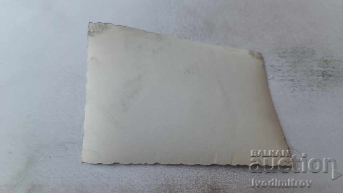 Снимка Мъж легнал на брега на морето с цена 1.85 лв. | € 0.95 Снимка Мъж легнал на брега на морето с цена 1.85 лв. | € 0.95