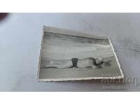 Снимка Мъж легнал на брега на морето